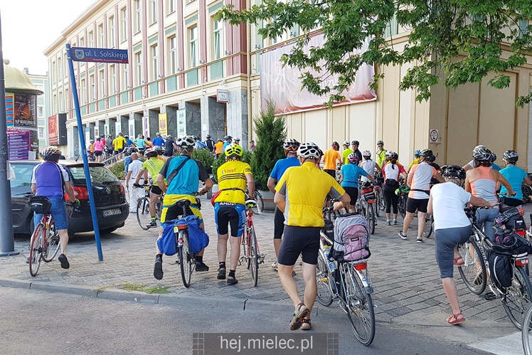 Jadą rowerami z Łańcuta na Jasną Górę, tradycyjnie zatrzymują się w Mielcu