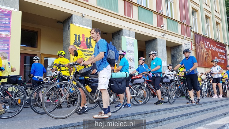 Jadą rowerami z Łańcuta na Jasną Górę, tradycyjnie zatrzymują się w Mielcu