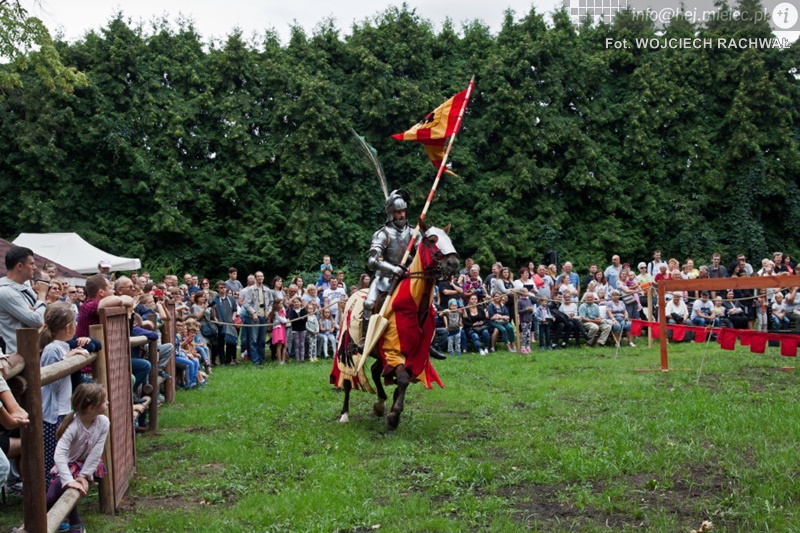 Sześciu rycerzy walczyło, setki widzów oglądało. Turniej rycerski w Baranowie
