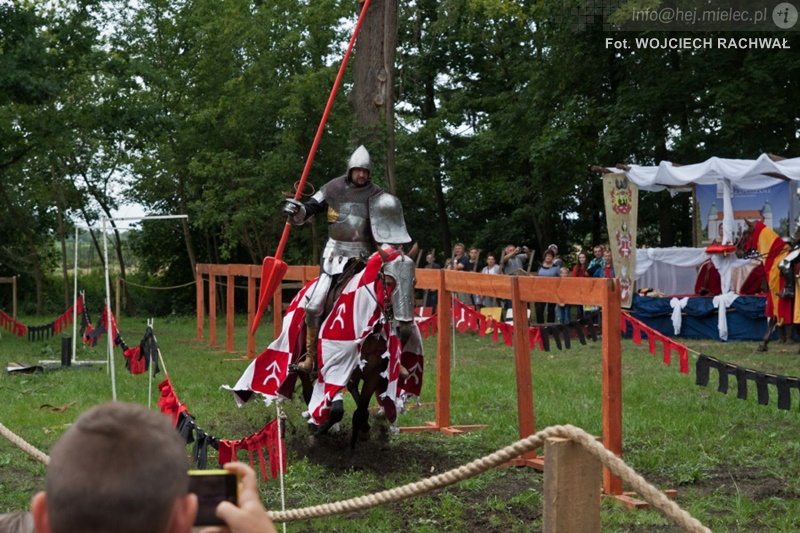 Sześciu rycerzy walczyło, setki widzów oglądało. Turniej rycerski w Baranowie