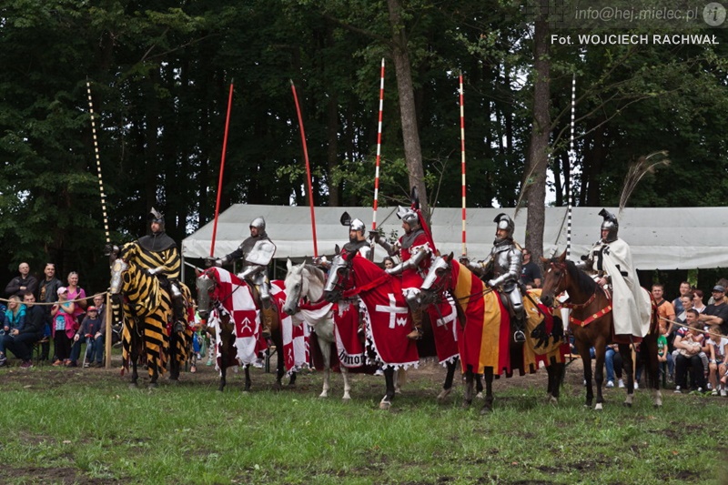 Sześciu rycerzy walczyło, setki widzów oglądało. Turniej rycerski w Baranowie