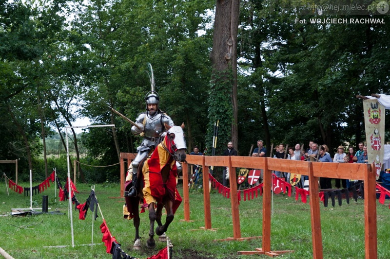 Sześciu rycerzy walczyło, setki widzów oglądało. Turniej rycerski w Baranowie
