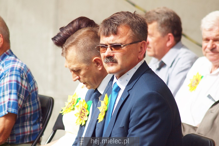 Sarnów pierwszy raz gościł dożynki gminy Tuszów. Była radość z dobrych żniw