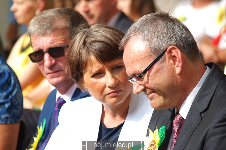 Sarnów pierwszy raz gościł dożynki gminy Tuszów. Była radość z dobrych żniw