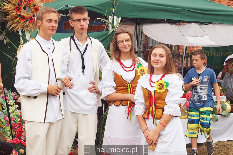Sarnów pierwszy raz gościł dożynki gminy Tuszów. Była radość z dobrych żniw