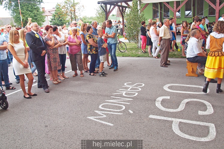 Sarnów pierwszy raz gościł dożynki gminy Tuszów. Była radość z dobrych żniw