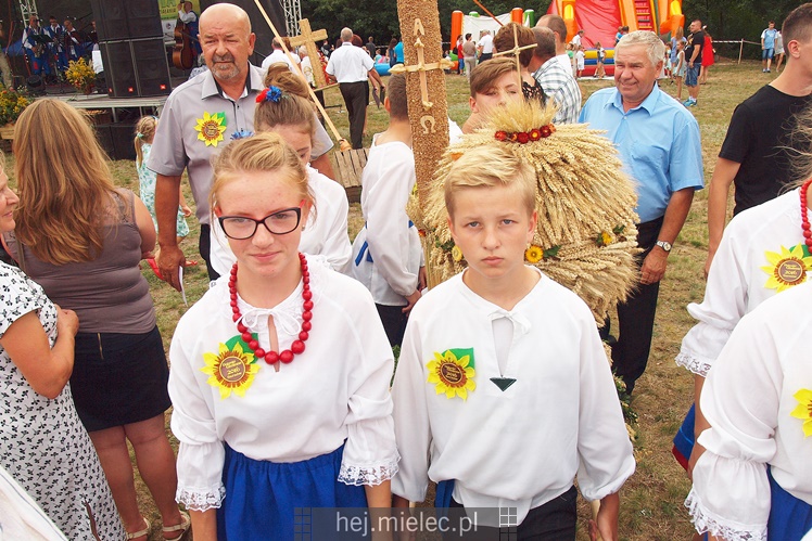 Sarnów pierwszy raz gościł dożynki gminy Tuszów. Była radość z dobrych żniw