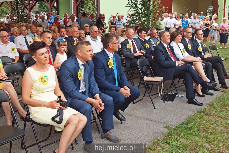 Sarnów pierwszy raz gościł dożynki gminy Tuszów. Była radość z dobrych żniw