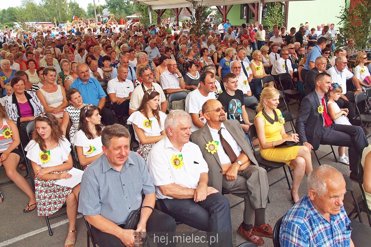 Sarnów pierwszy raz gościł dożynki gminy Tuszów. Była radość z dobrych żniw