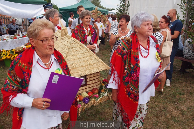 Sarnów pierwszy raz gościł dożynki gminy Tuszów. Była radość z dobrych żniw