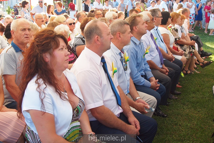 W Czerminie dożynki zwyczajowo na placu amfiteatralnym. Była radość z plonów