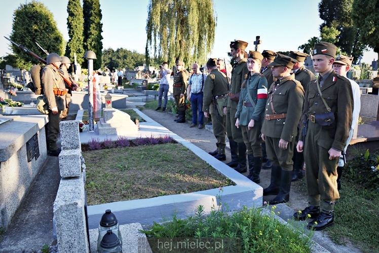 Poświęcenie odnowionej mogiły nieznanych żołnierzy poległych we wrześniu 1939