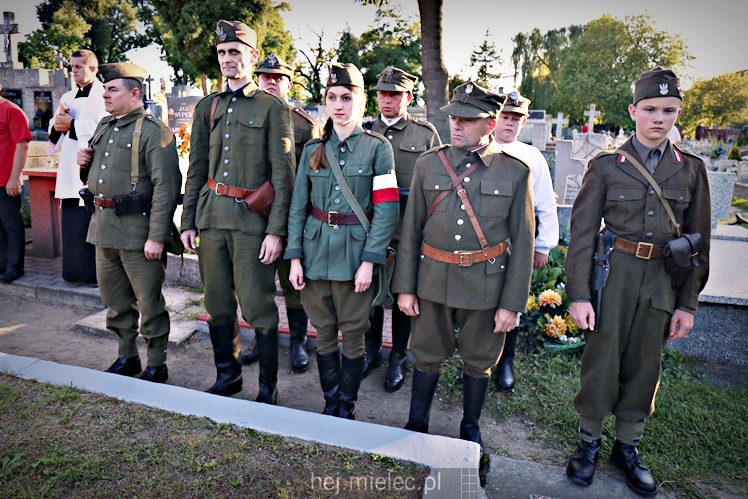 Poświęcenie odnowionej mogiły nieznanych żołnierzy poległych we wrześniu 1939