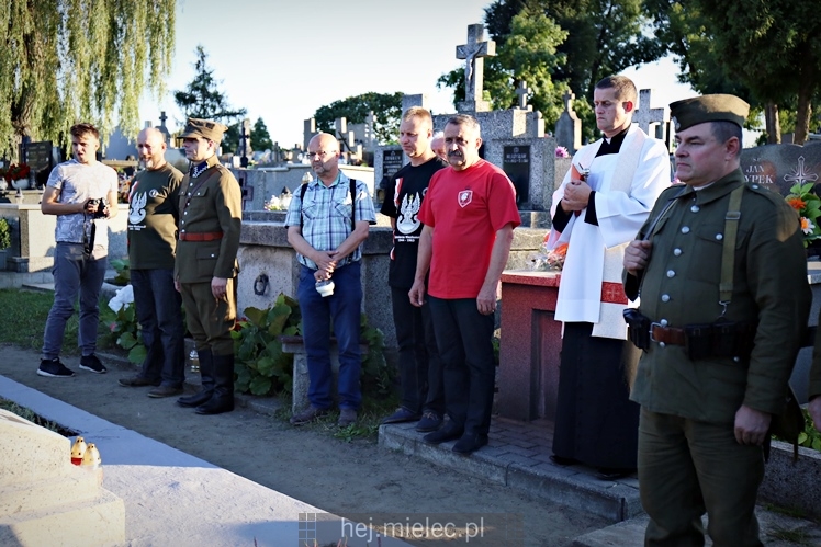 Poświęcenie odnowionej mogiły nieznanych żołnierzy poległych we wrześniu 1939