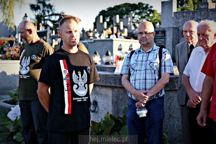 Poświęcenie odnowionej mogiły nieznanych żołnierzy poległych we wrześniu 1939