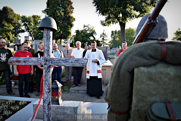 Poświęcenie odnowionej mogiły nieznanych żołnierzy poległych we wrześniu 1939