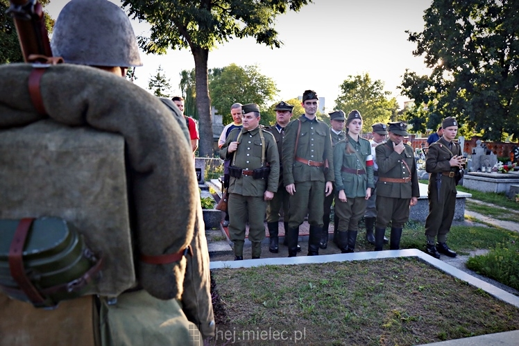 Poświęcenie odnowionej mogiły nieznanych żołnierzy poległych we wrześniu 1939