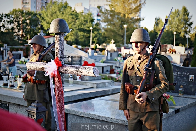 Poświęcenie odnowionej mogiły nieznanych żołnierzy poległych we wrześniu 1939