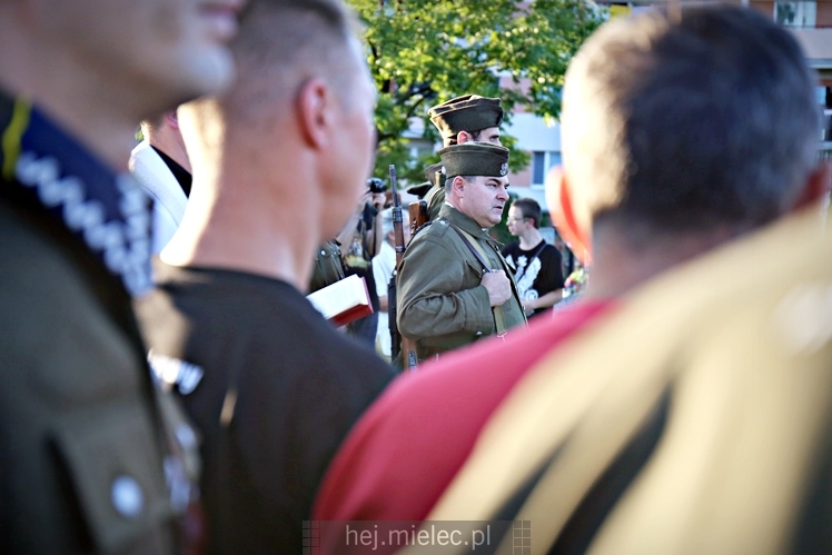 Poświęcenie odnowionej mogiły nieznanych żołnierzy poległych we wrześniu 1939
