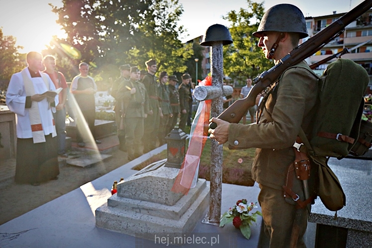 Poświęcenie odnowionej mogiły nieznanych żołnierzy poległych we wrześniu 1939
