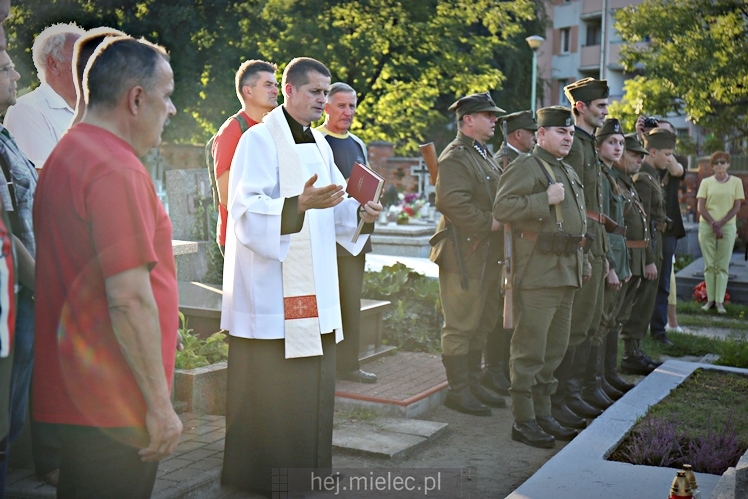 Poświęcenie odnowionej mogiły nieznanych żołnierzy poległych we wrześniu 1939