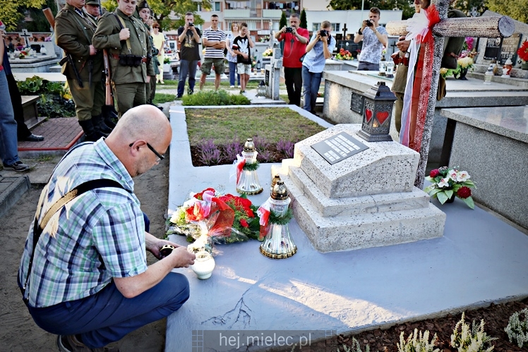 Poświęcenie odnowionej mogiły nieznanych żołnierzy poległych we wrześniu 1939