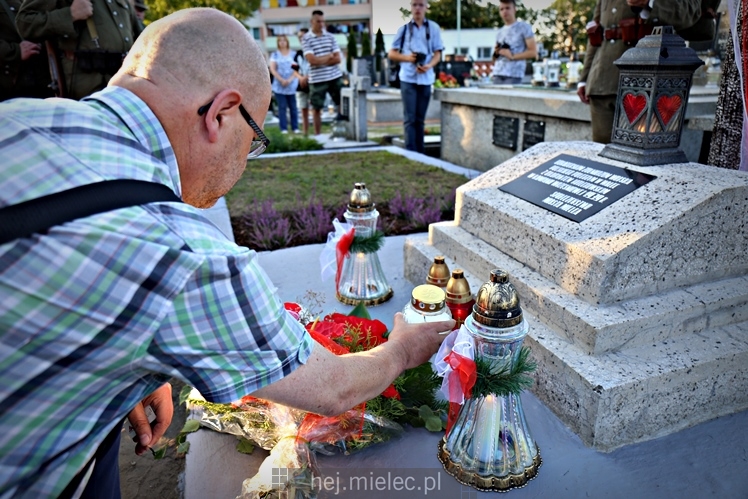Poświęcenie odnowionej mogiły nieznanych żołnierzy poległych we wrześniu 1939