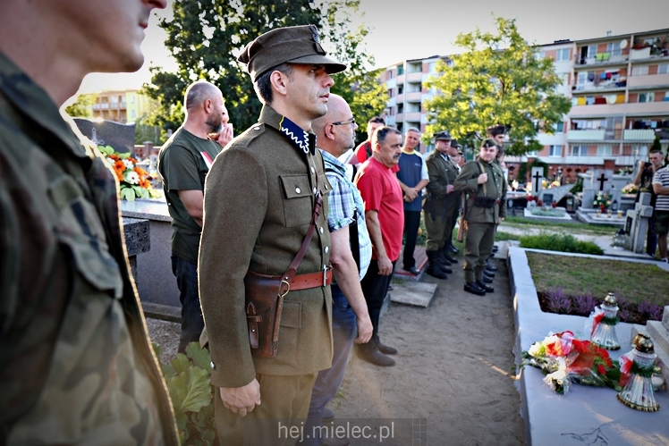 Poświęcenie odnowionej mogiły nieznanych żołnierzy poległych we wrześniu 1939