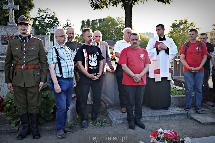 Poświęcenie odnowionej mogiły nieznanych żołnierzy poległych we wrześniu 1939