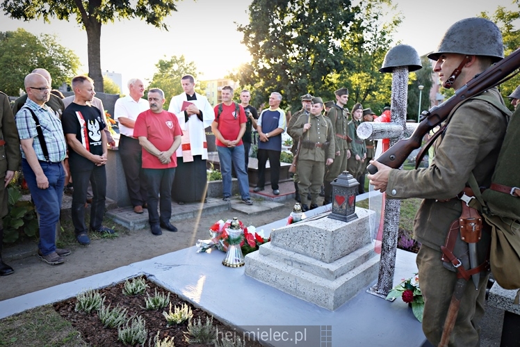 Poświęcenie odnowionej mogiły nieznanych żołnierzy poległych we wrześniu 1939