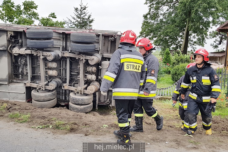 Przewrócił się samochód ciężarowy z trzodą chlewną