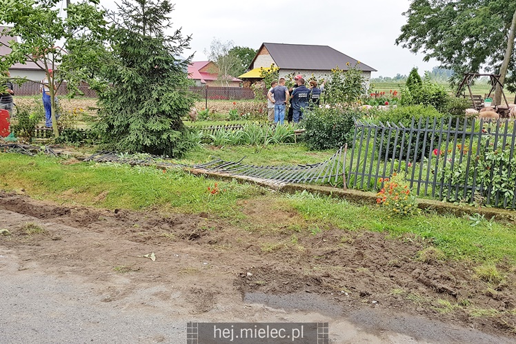 Przewrócił się samochód ciężarowy z trzodą chlewną