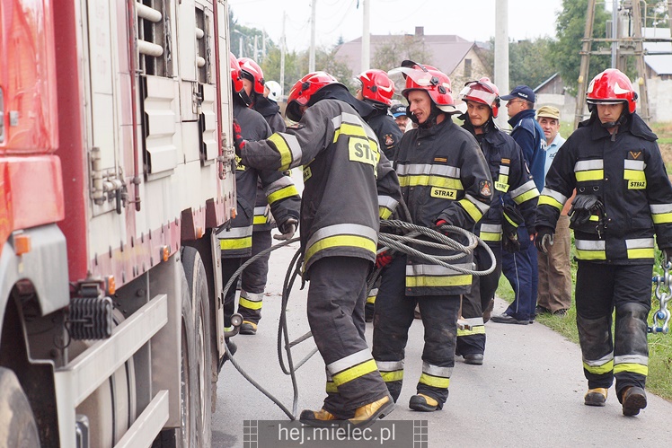 Przewrócił się samochód ciężarowy z trzodą chlewną