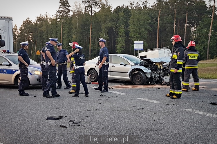 Wypadek na obwodnicy Mielca. Trzy osoby w szpitalu