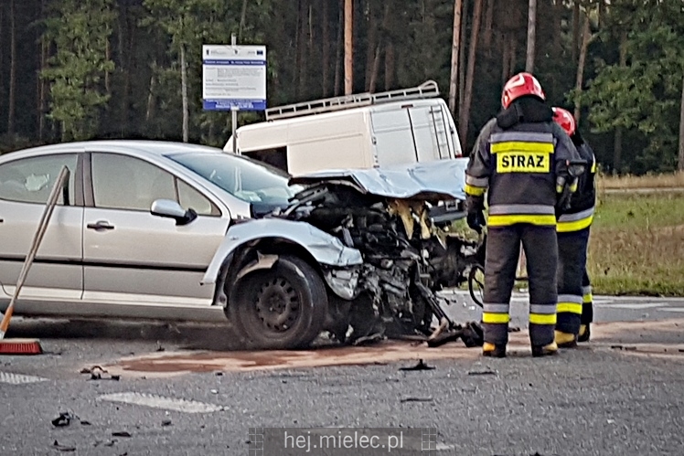 Wypadek na obwodnicy Mielca. Trzy osoby w szpitalu