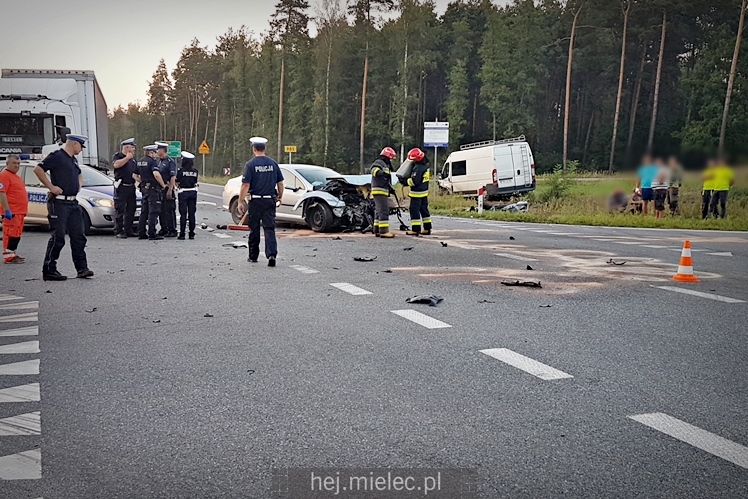 Wypadek na obwodnicy Mielca. Trzy osoby w szpitalu