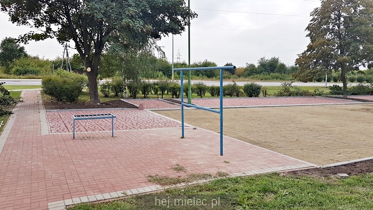 Nowe otoczenie ?jedynki? przy ul. Warneńczyka