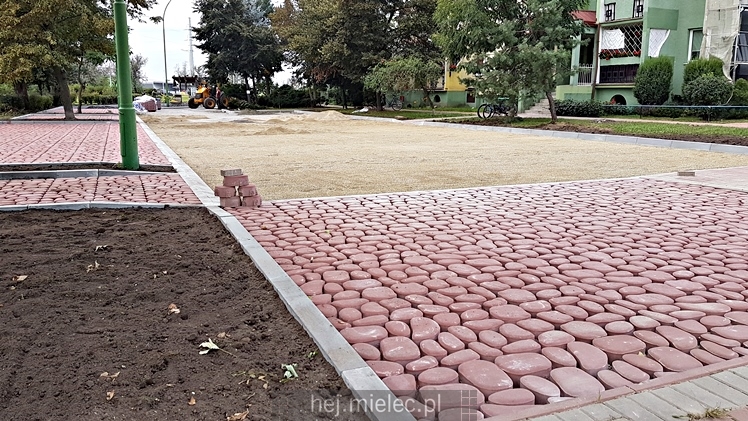 Nowe otoczenie ?jedynki? przy ul. Warneńczyka