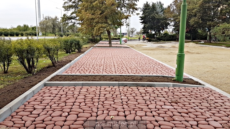 Nowe otoczenie ?jedynki? przy ul. Warneńczyka