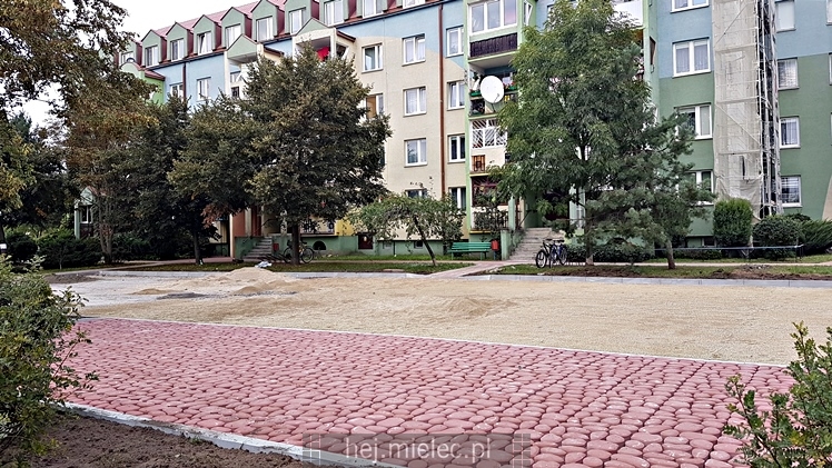 Nowe otoczenie ?jedynki? przy ul. Warneńczyka