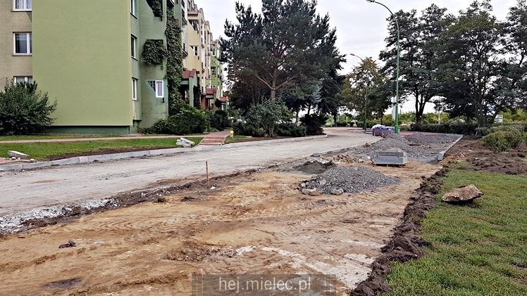 Nowe otoczenie ?jedynki? przy ul. Warneńczyka