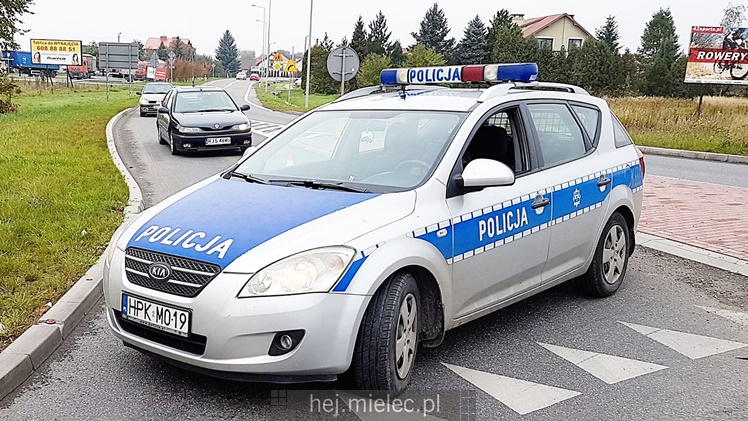 Ciężarówka z burakami wywróciła się na rondzie