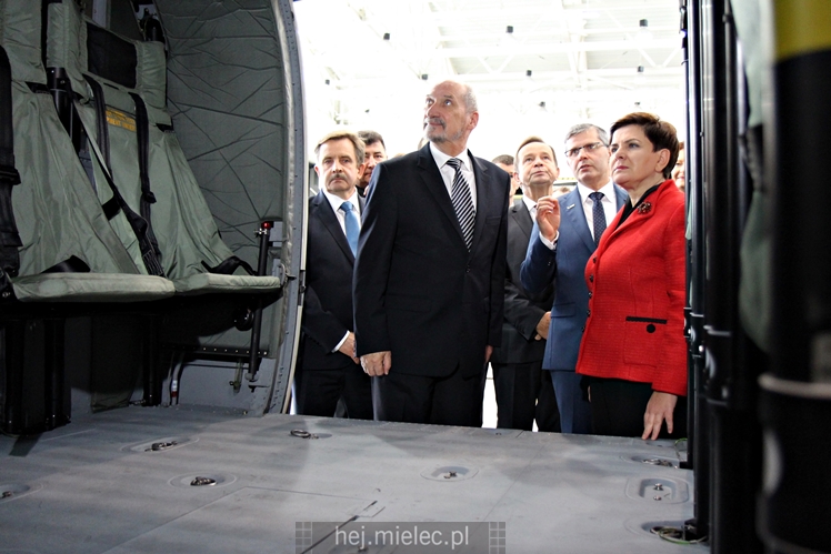 Beata Szydło i Antoni Macierewicz odwiedzili PZL Mielec