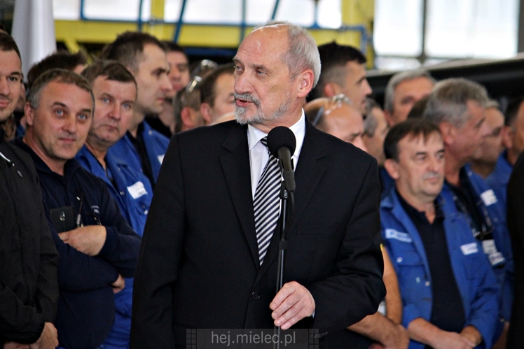 Beata Szydło i Antoni Macierewicz odwiedzili PZL Mielec