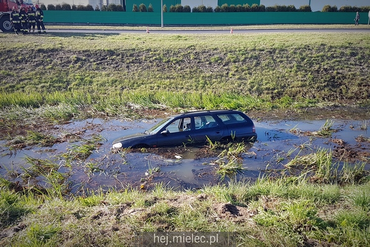Osobówka wpadła do potoku na strefie