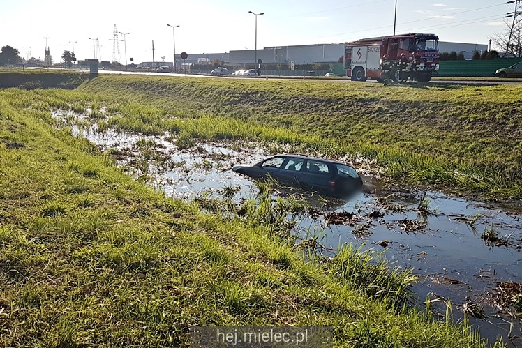 Osobówka wpadła do potoku na strefie