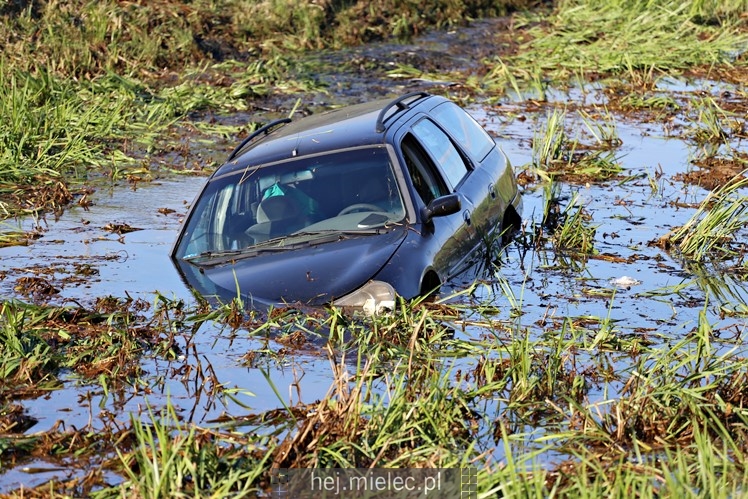 Osobówka wpadła do potoku na strefie