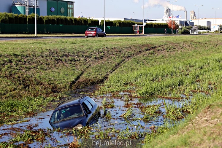 Osobówka wpadła do potoku na strefie