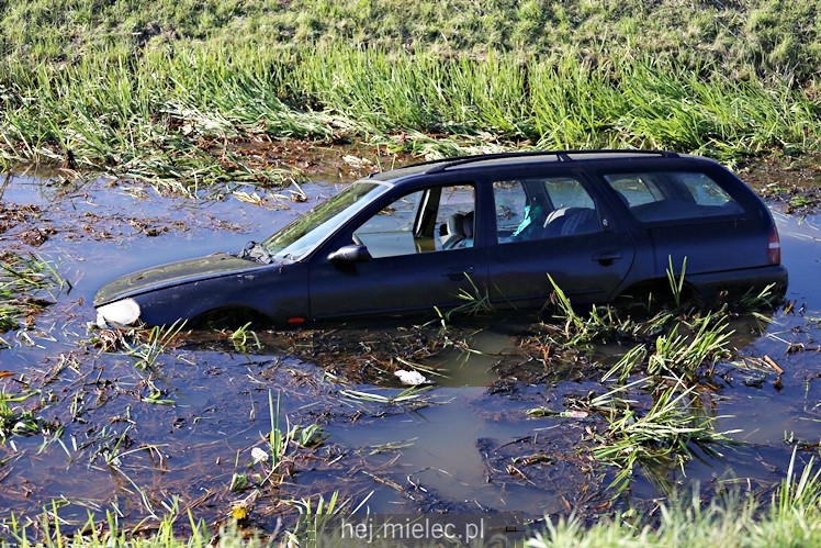 Osobówka wpadła do potoku na strefie