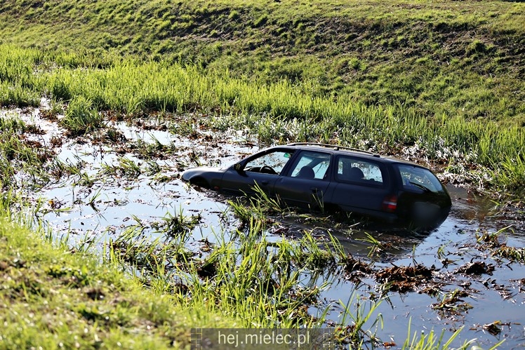 Osobówka wpadła do potoku na strefie